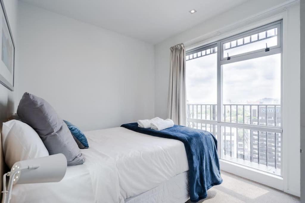 2 Brm Apt - Stunning Harbour Views, Level 24 Apartment *