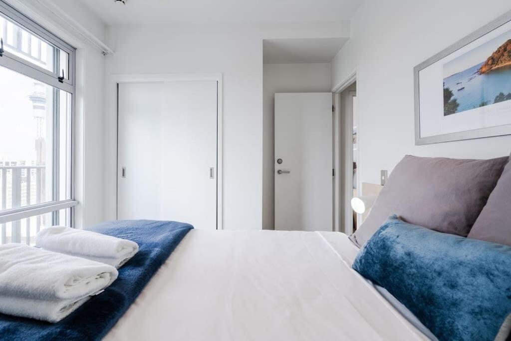 Apartment 2 Brm Apt - Stunning Harbour Views, Level 24