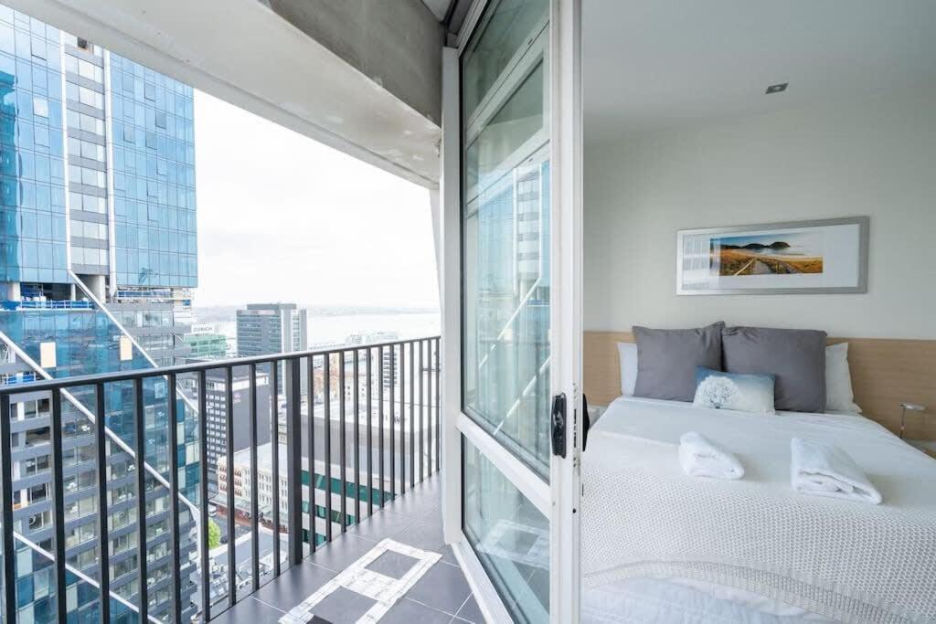 2 Brm Apt - Stunning Harbour Views, Level 24 Apartment