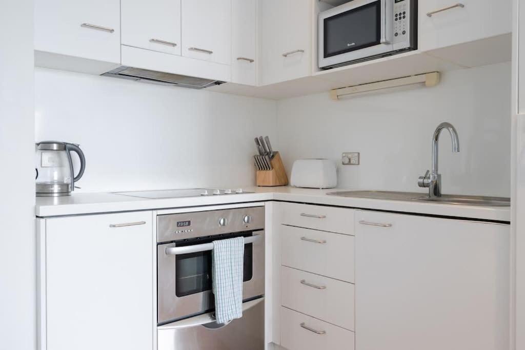 2 Brm Apt - Stunning Harbour Views, Level 24 Apartment *