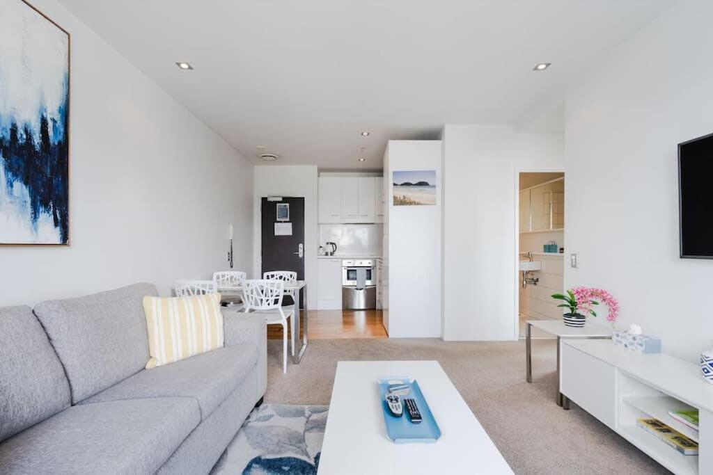 2 Brm Apt - Stunning Harbour Views, Level 24 Apartment
