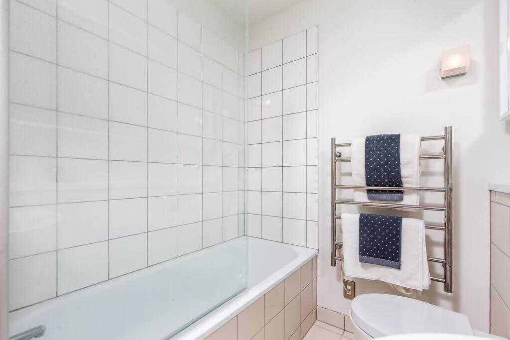 2 Brm Apt - Amazing Harbour Views, Level 30 * Auckland