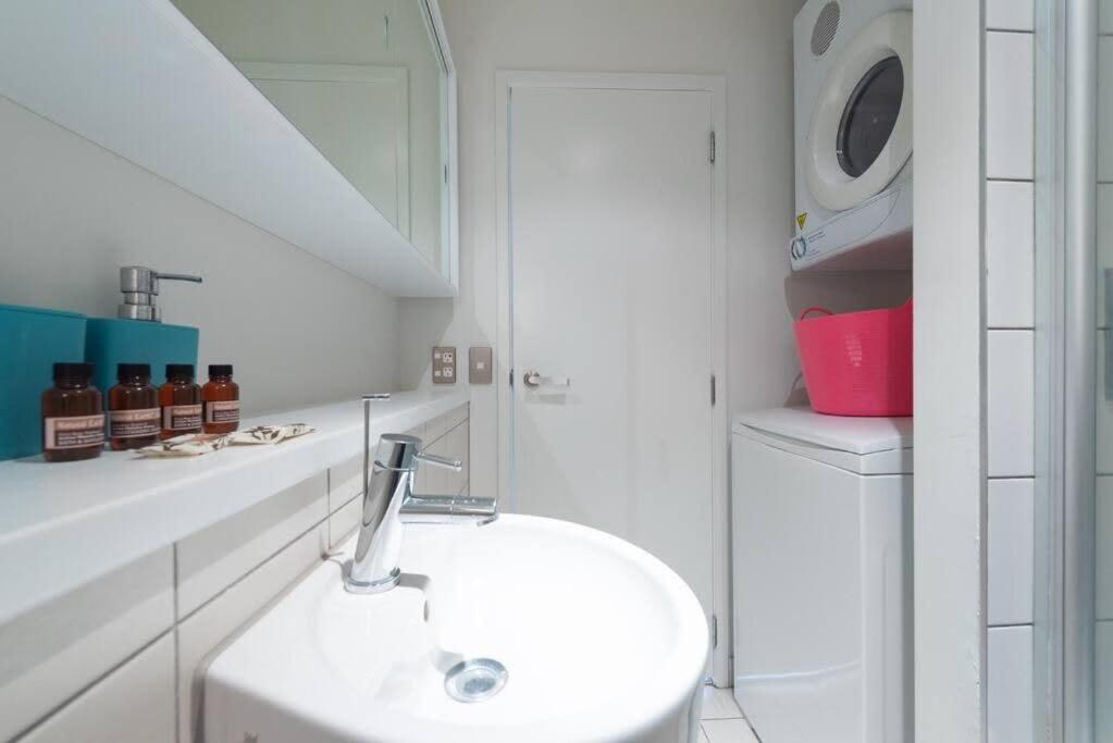2 Brm Apt - Amazing Harbour Views, Level 30 *