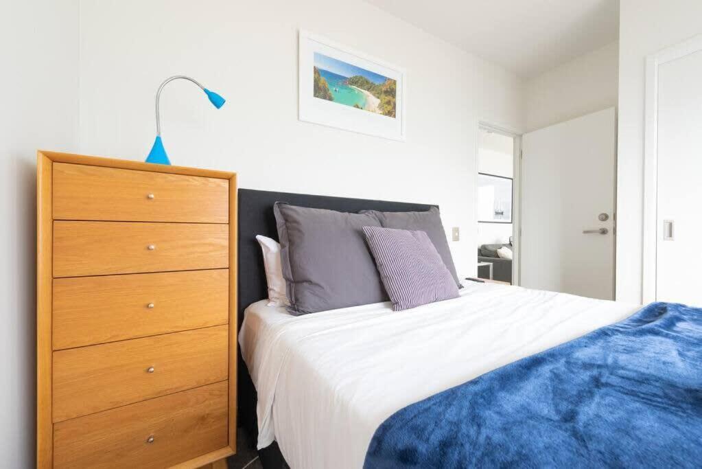 2 Brm Apt - Amazing Harbour Views, Level 30 Apartment *