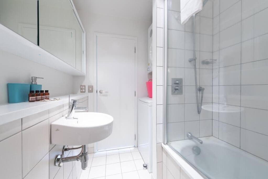 2 Brm Apt - Amazing Harbour Views, Level 30 * Auckland