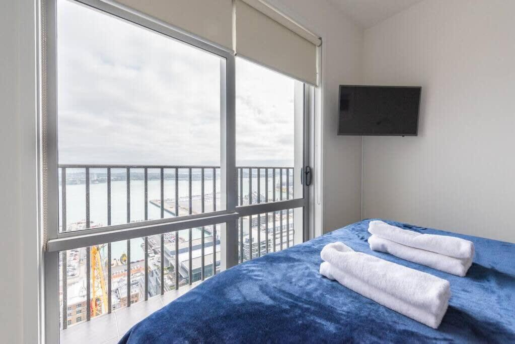 2 Brm Apt - Amazing Harbour Views, Level 30 Apartment