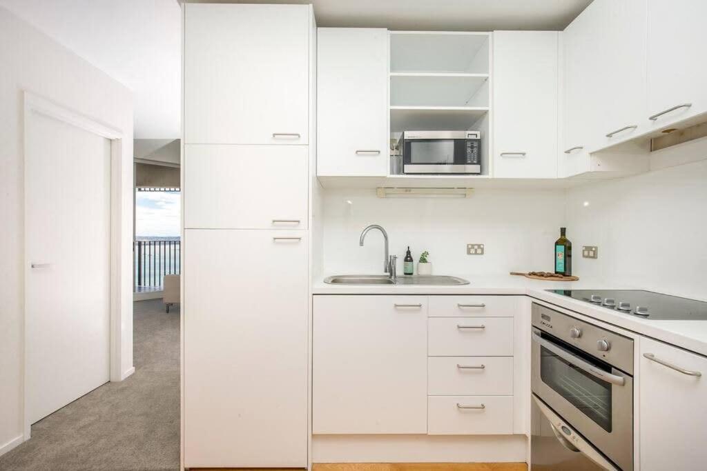 2 Brm Apt - Amazing Harbour Views, Level 30 Apartment *