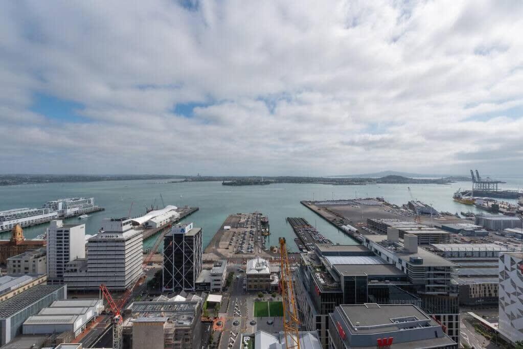 2 Brm Apt - Amazing Harbour Views, Level 30 Apartment