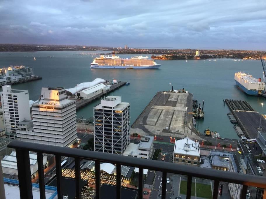 Apartment 2 Brm Apt - Amazing Harbour Views, Level 30 *