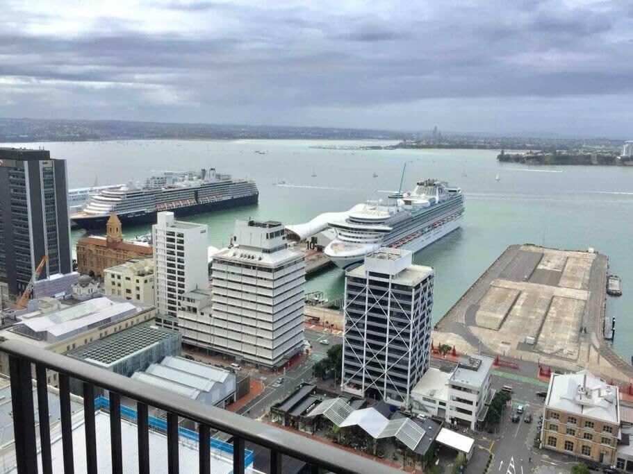 2 Brm Apt - Amazing Harbour Views, Level 30 Apartment *