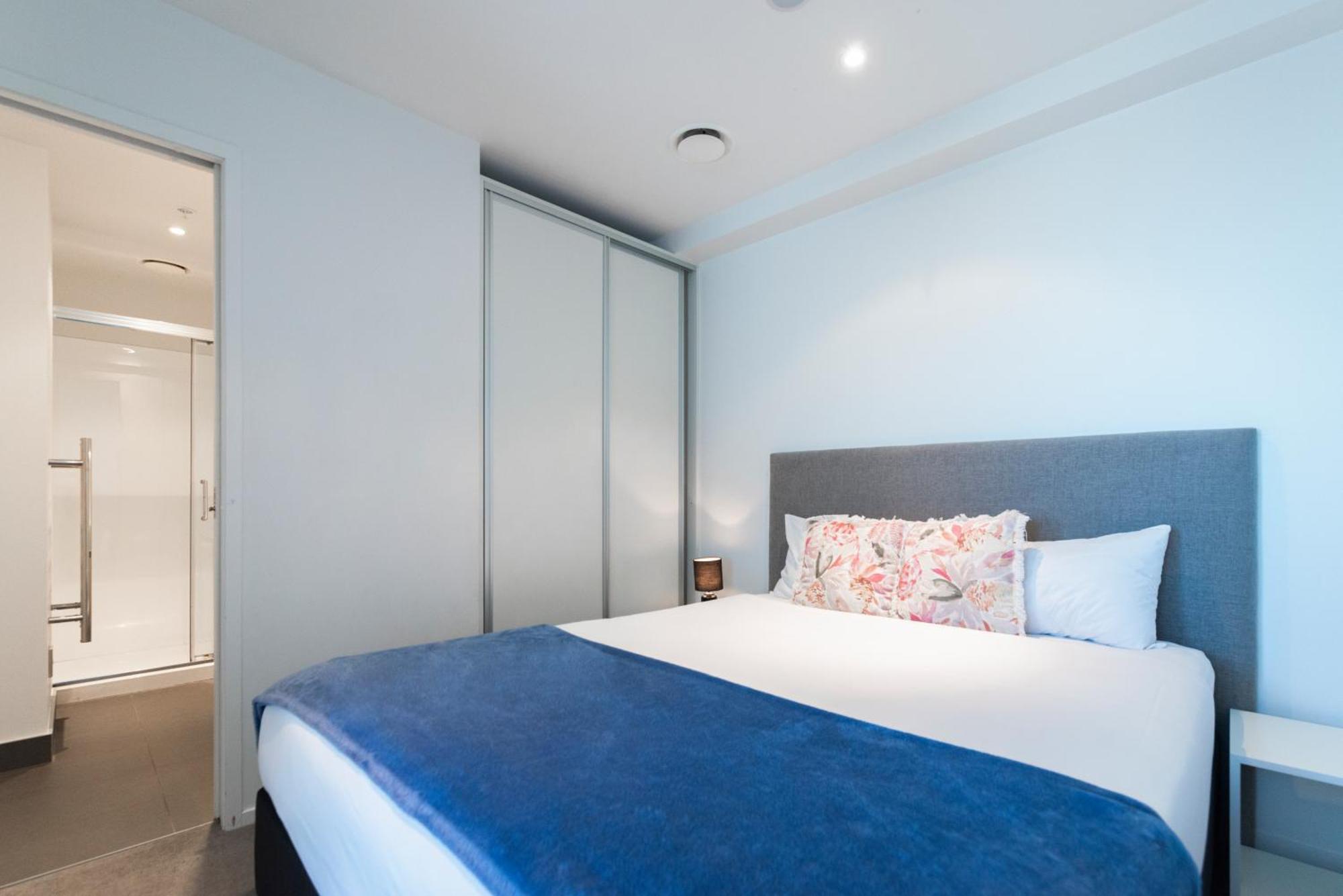 Amazing Skytower View 2 Bedroom 2 Bathroom Apartment *