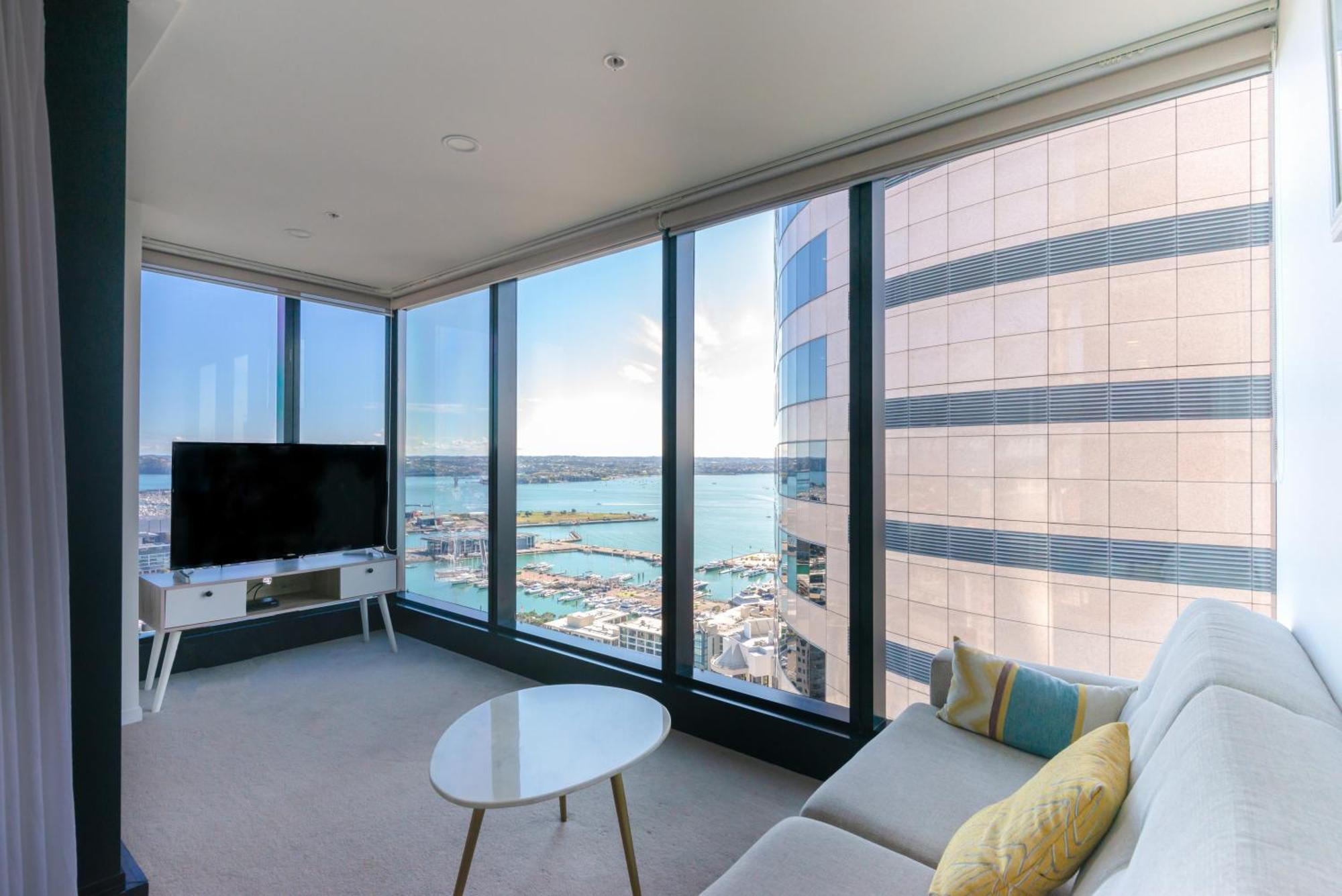 Magnificent Skytower, Sea, Habour View In Cbd