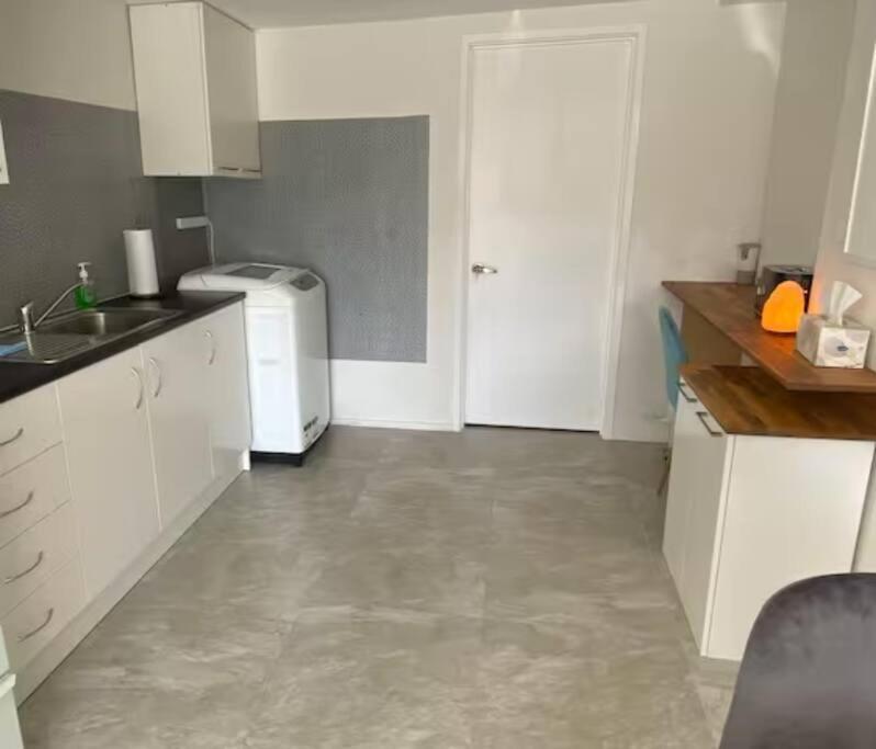 Cosy 2 Bedroom Unit In Howick Close To Bus And Supermarket Apartment *