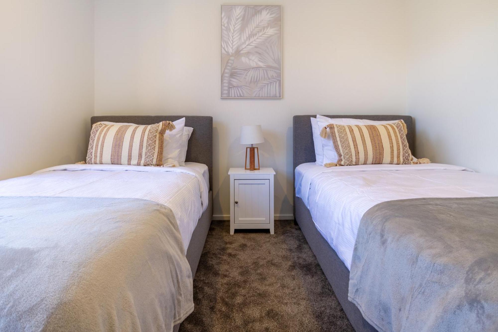 Chic 2-bed Gem: Trust Arena Proximity - West Akl
