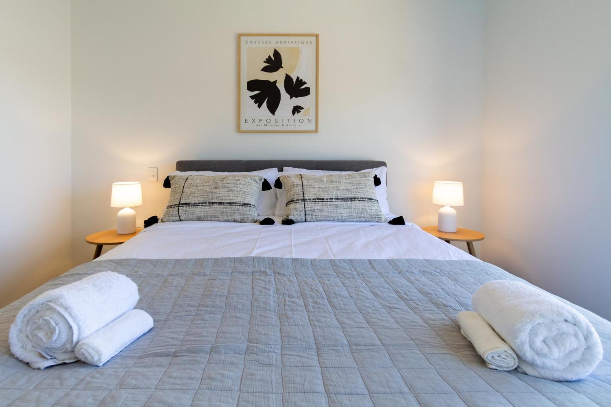 Chic 2-bed Gem: Trust Arena Proximity - West Akl Apartment