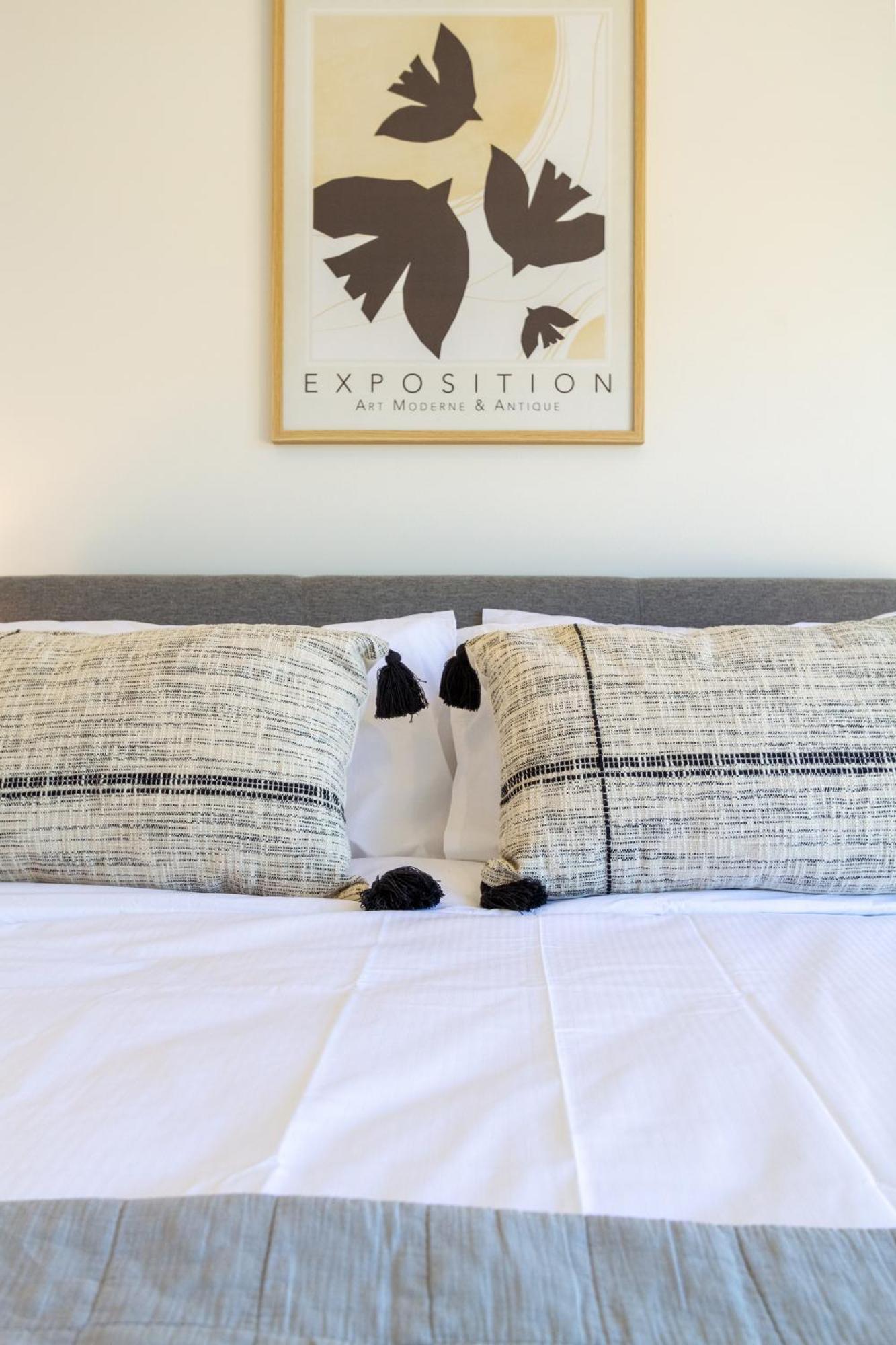 Chic 2-bed Gem: Trust Arena Proximity - West Akl *