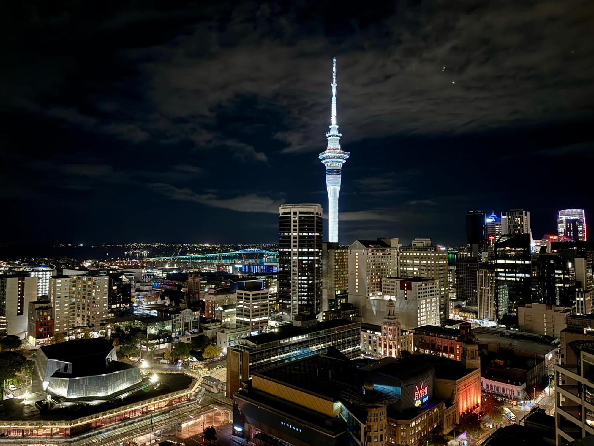 Amazing Skytower View 2 Bedroom 2 Bathroom Apartment *
