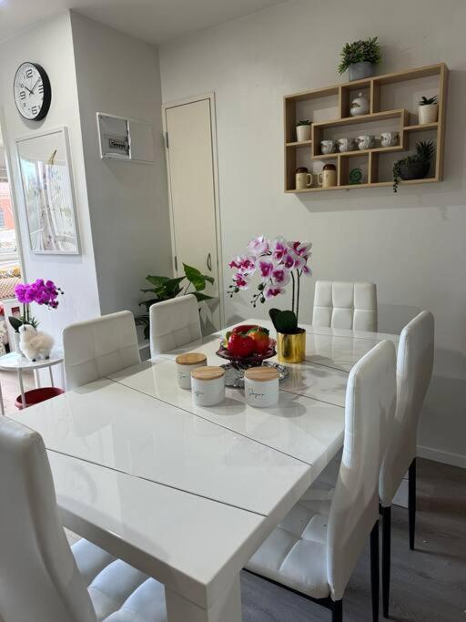 Apartment Immaculate 3 Bd 2 Bth -free Carpark & Pool