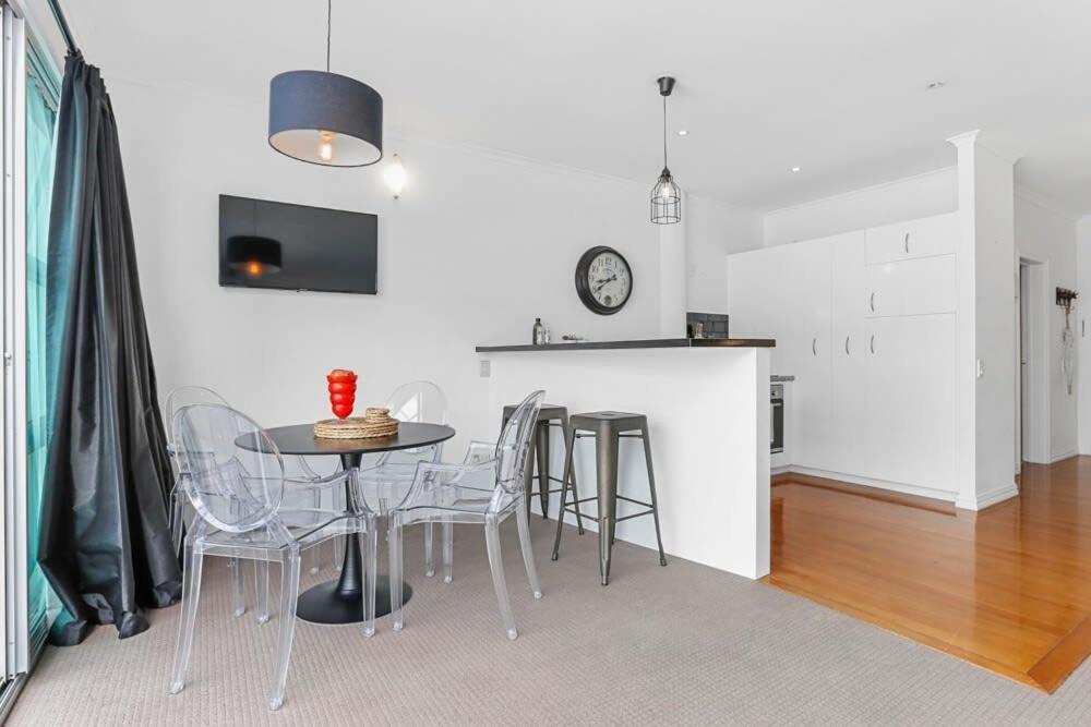 Apartment Funky One Bedroom On Princes Wharf Auckland