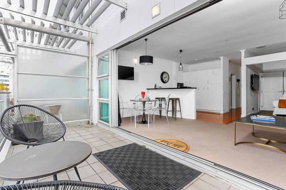 Apartment Funky One Bedroom On Princes Wharf Auckland