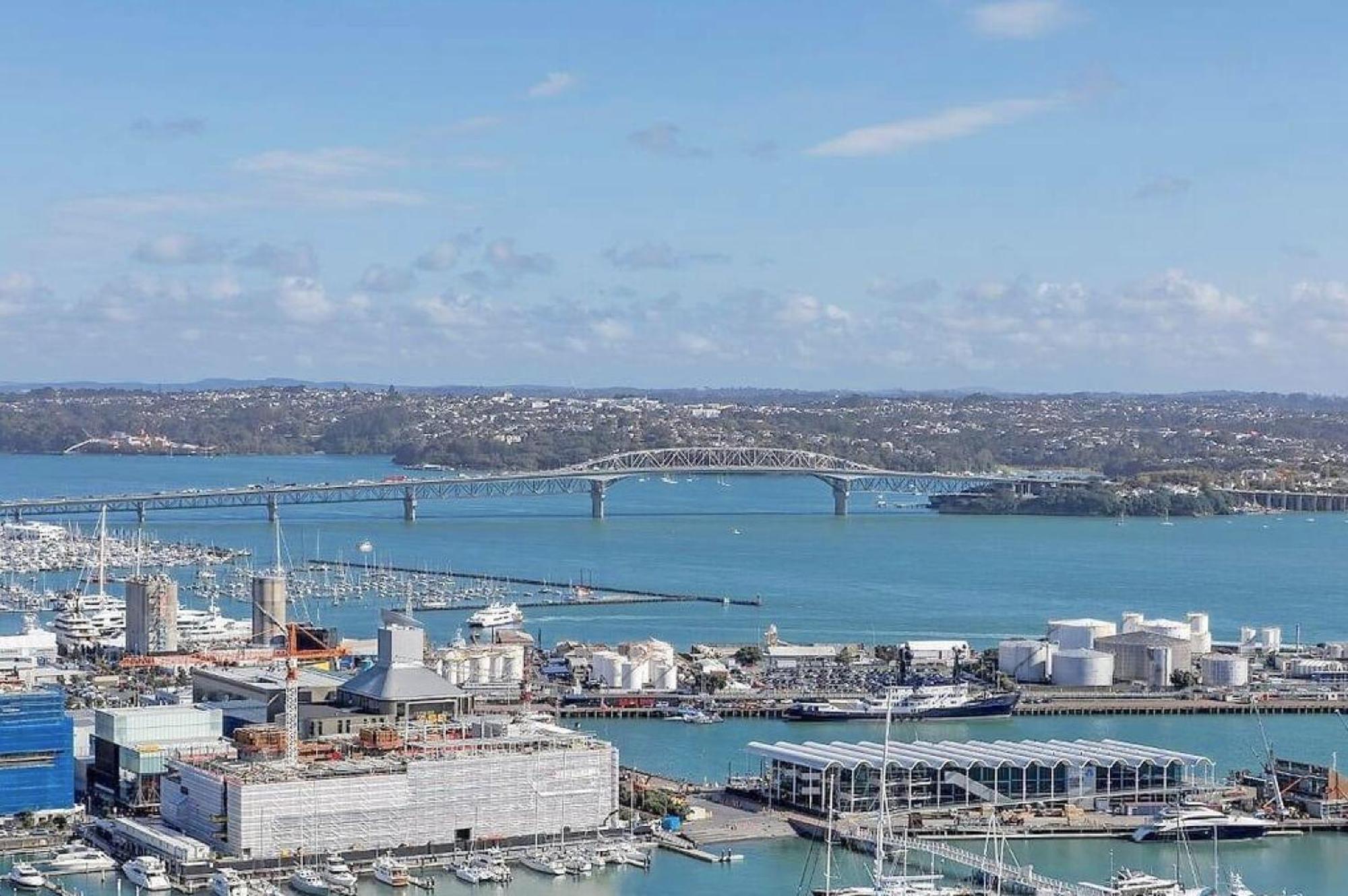 Magnificent Skytower, Sea, Habour View In Cbd Auckland