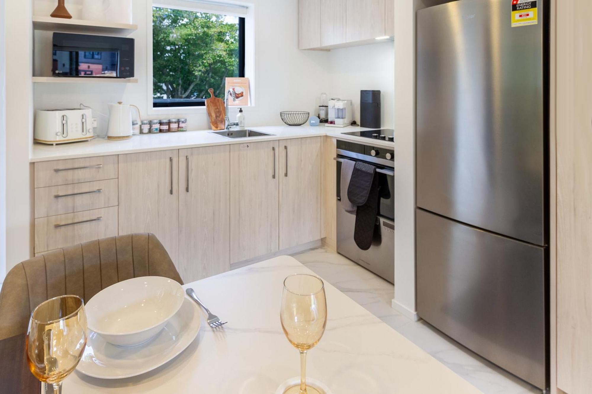 Modern Hideaway: 2-bed Townhouse * Auckland