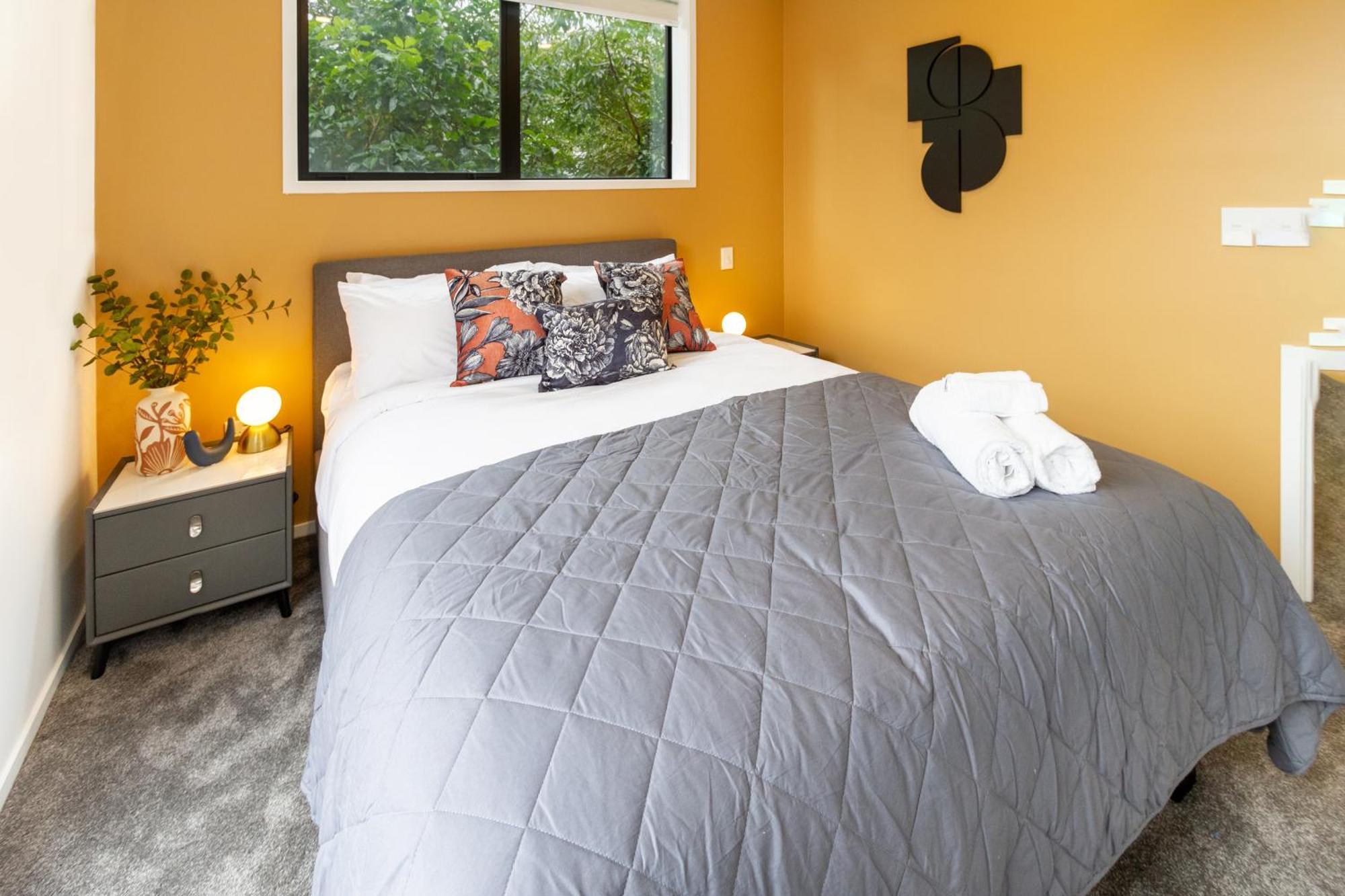 Modern Hideaway: 2-bed Townhouse Apartment Auckland