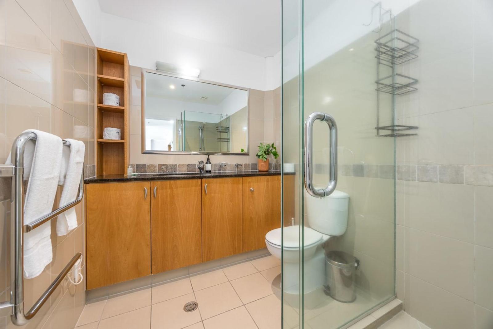 Beautiful Renovated 2 X Bdrm,perfect Location Apartment Auckland