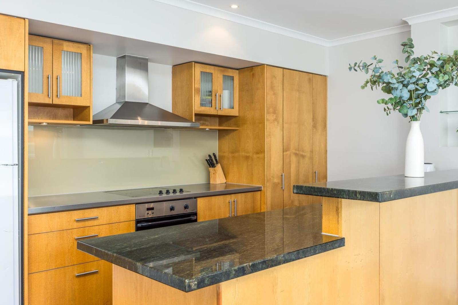 Beautiful Renovated 2 X Bdrm,perfect Location Apartment Auckland