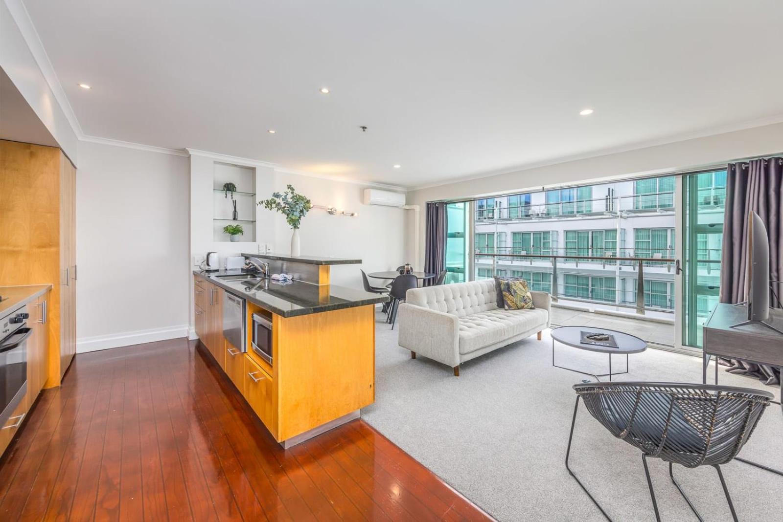 Apartment Beautiful Renovated 2 X Bdrm,perfect Location *