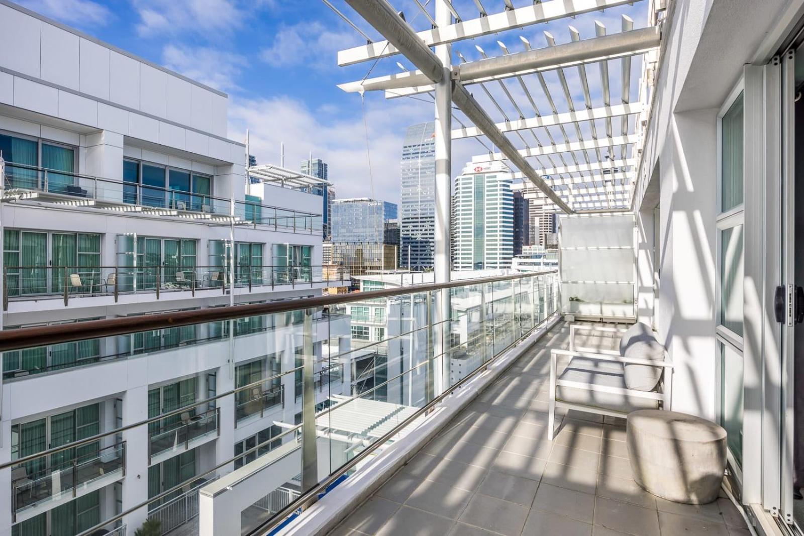 Beautiful Renovated 2 X Bdrm,perfect Location Apartment Auckland