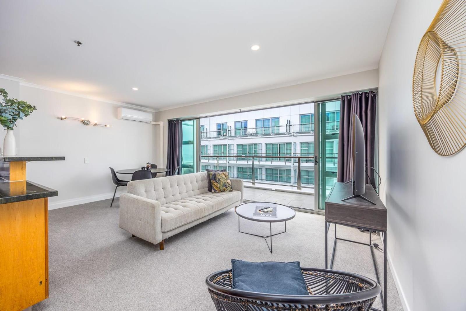 Beautiful Renovated 2 X Bdrm,perfect Location * Auckland