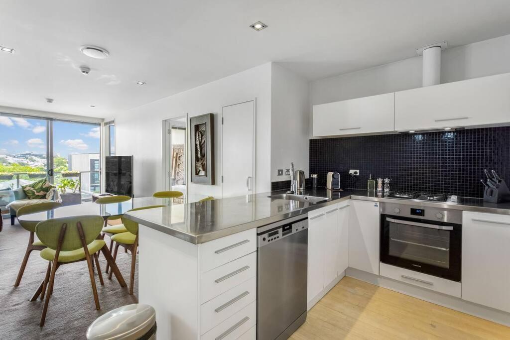 Perfection, Style, 2br, 2ba, 2 Free Carpark 400m To Eden Park Auckland