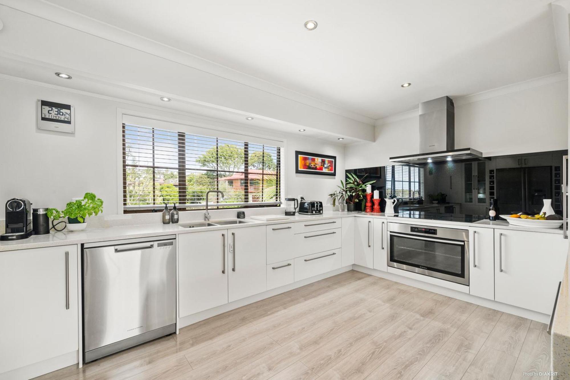 Villa With Pool In Browns Bay Auckland