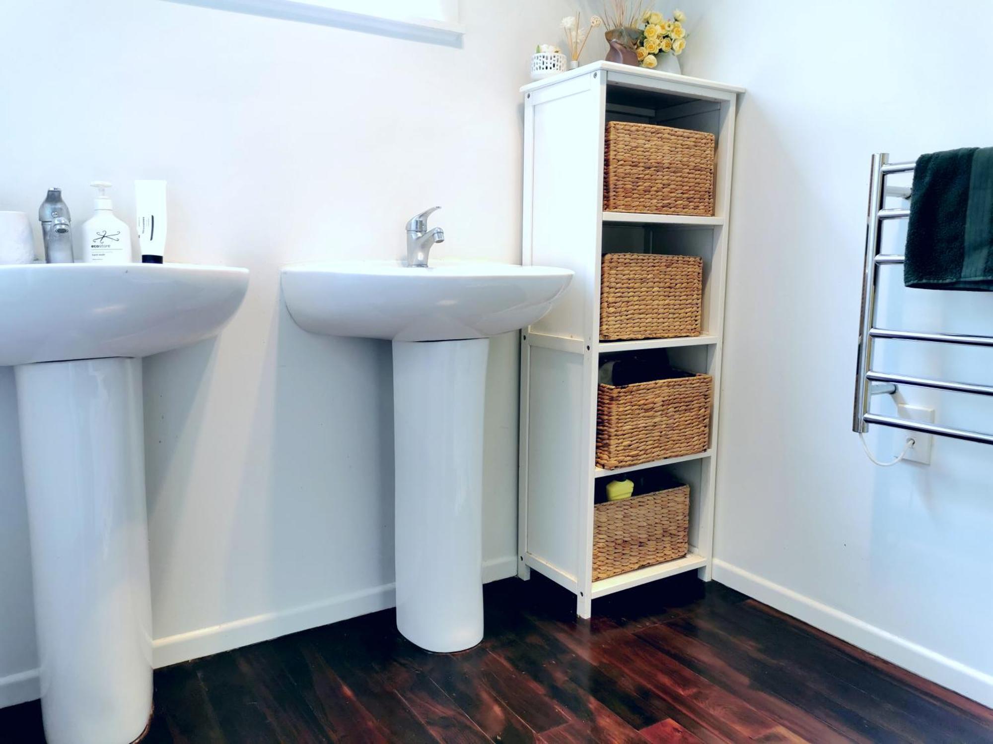 Separate Entry Guest With Private Bathroom In Forrest Hill *