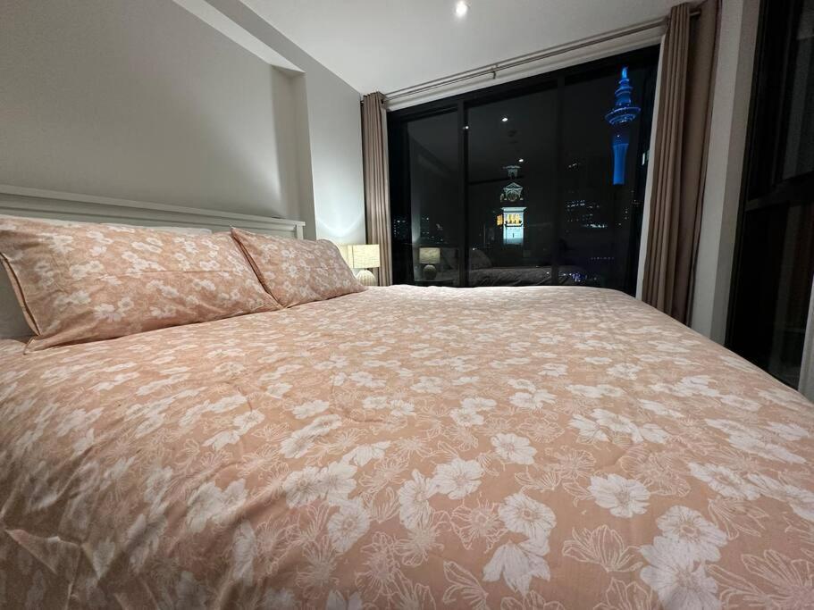 Apartment With Sky Tower View *