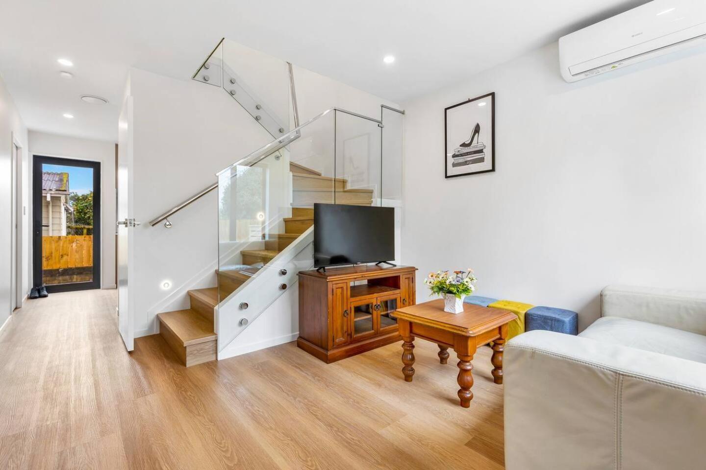 Ventura Escape Townhouse With Parking And Patio Auckland