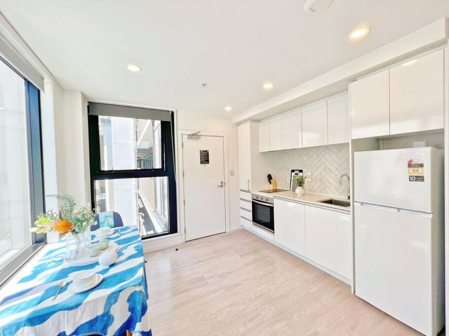 Comfortable Centre With Pool Apartment Auckland