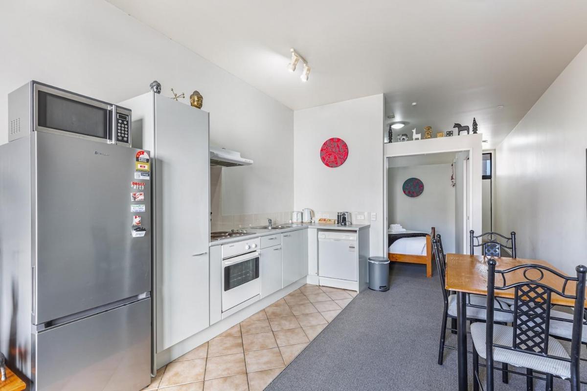 1br Haven With Balcony & Parking Apartment *