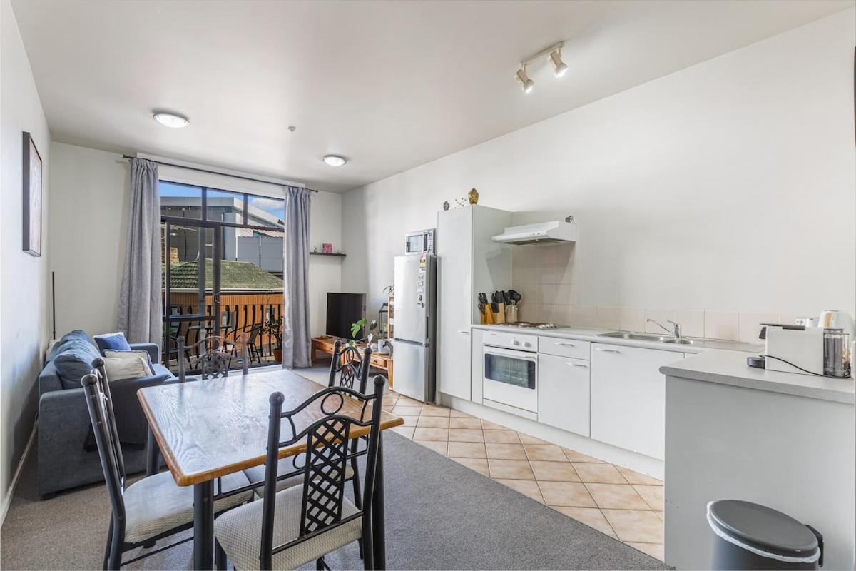 1br Haven With Balcony & Parking Apartment *