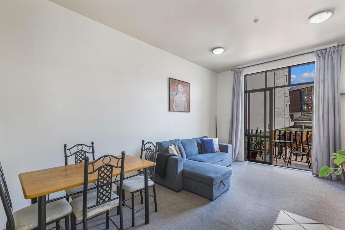 Apartment 1br Haven With Balcony & Parking *