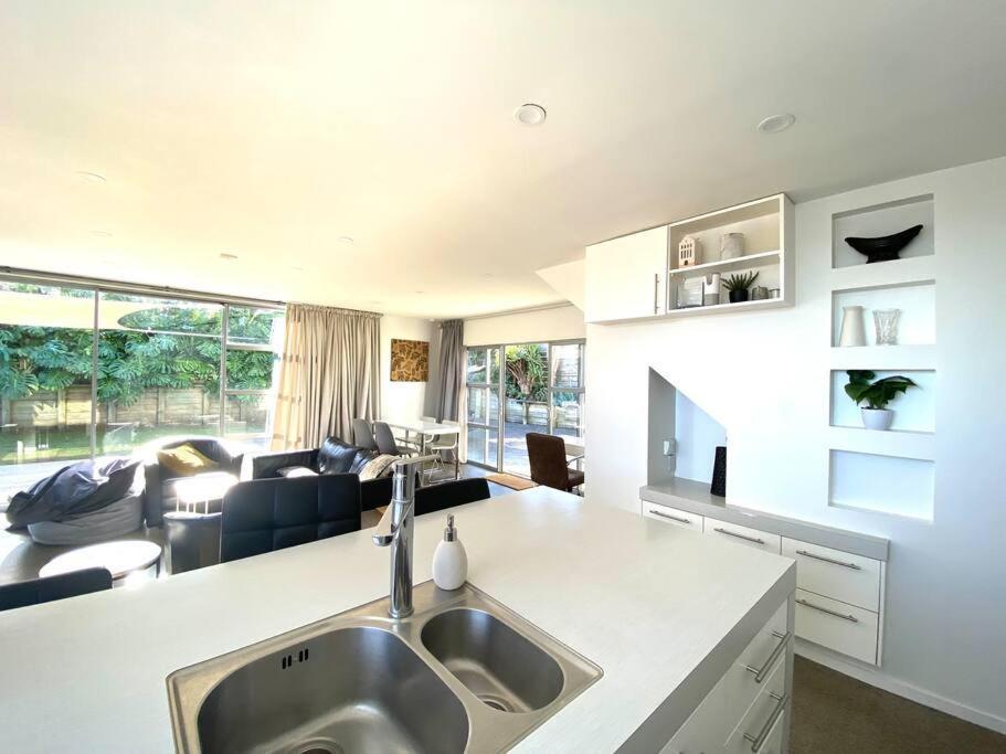 Genuine Value Sunny Quality Townhouse In Trendy City Fringe Location Near The Zoo *