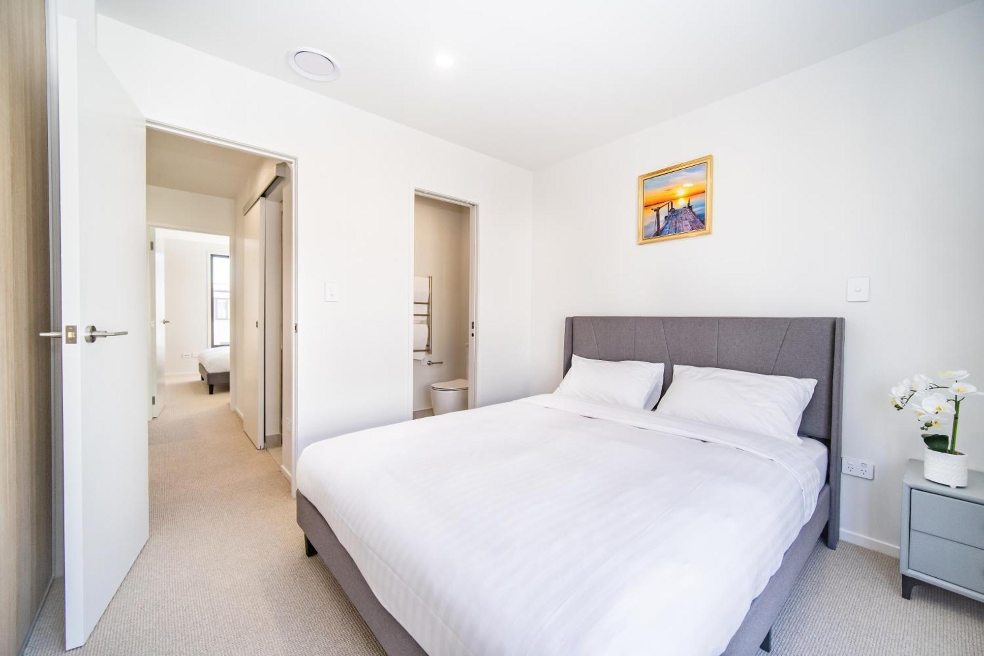 Brand New Beautiful Townhouse With Two Bedrooms And Free Parking Villa *