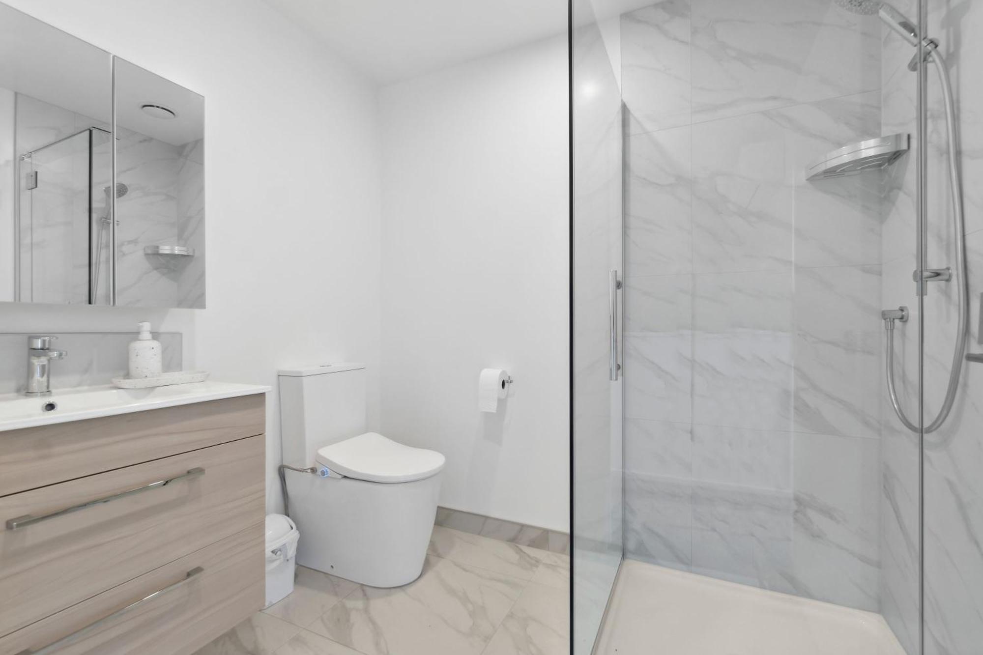 Modern 2-bedroom Retreat With Private Patio * Auckland