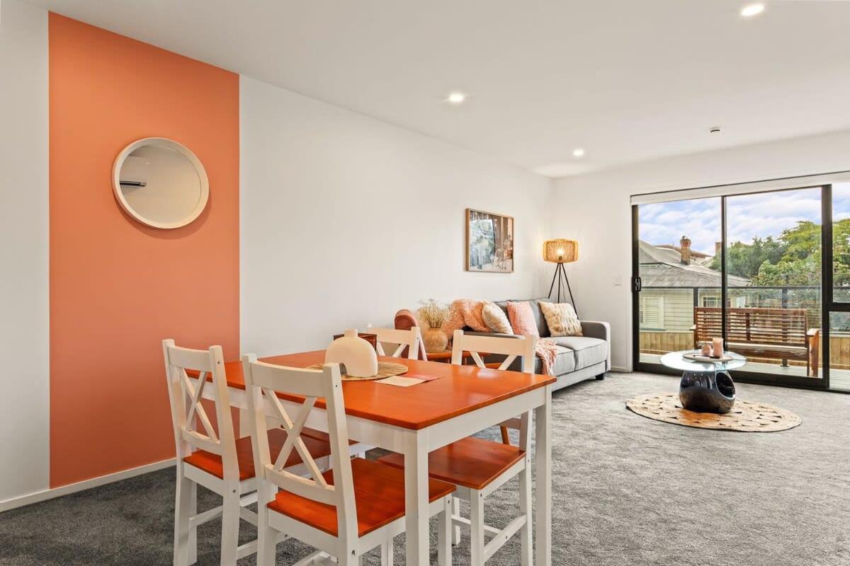 Spectacular Te Kanawa Views - 2br Retreat Holiday home Auckland