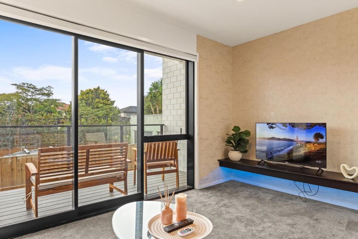 Spectacular Te Kanawa Views - 2br Retreat Holiday home *