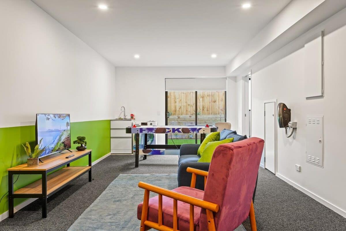 Spectacular Te Kanawa Views - 2br Retreat Holiday home Auckland
