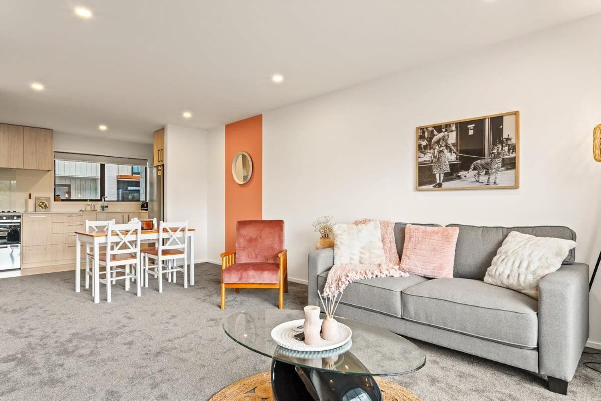 Spectacular Te Kanawa Views - 2br Retreat Holiday home Auckland