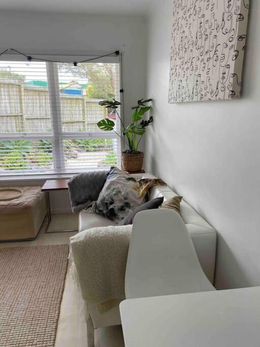 Own Sunny Quiet Haven, Own 1 Bedroom House & Garden With Car Park, Central To Airport, Cbd & Sylvia Park Mall Auckland