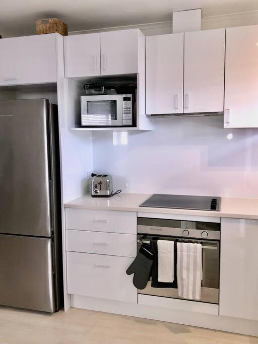 Own Sunny Quiet Haven, Own 1 Bedroom House & Garden With Car Park, Central To Airport, Cbd & Sylvia Park Mall Auckland